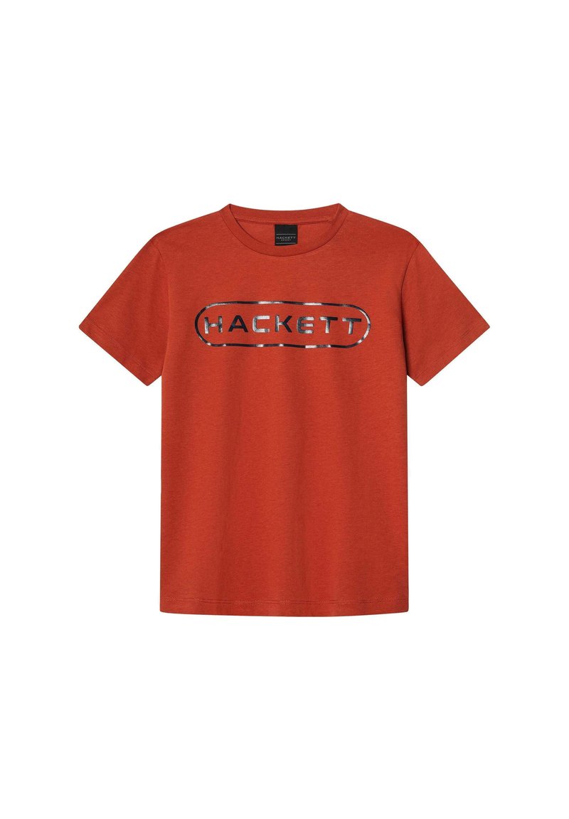 Camiseta de algodón roja con cuello redondo y mangas cortas, con un destacado logo en negro y plata de "HACKETT" en la parte delantera.
