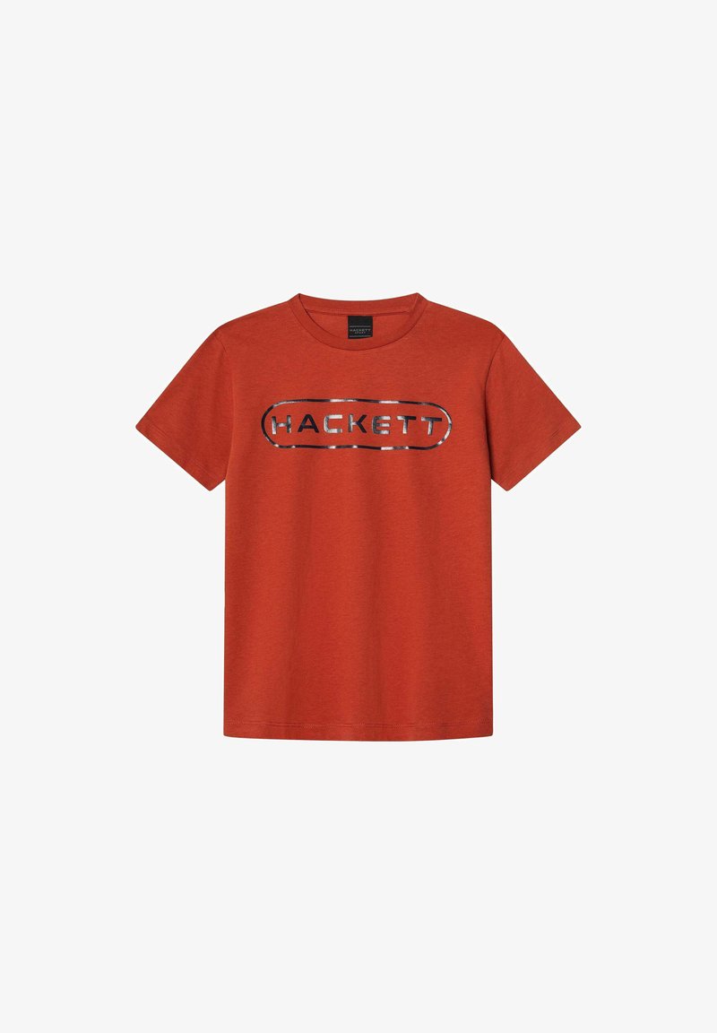 T-shirt en coton rouge avec un col rond et des manches courtes, arborant un logo "HACKETT" noir et argenté bien en vue sur le devant.