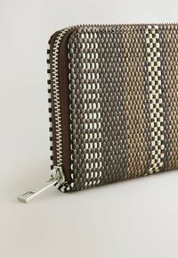 Portafoglio intrecciato in marrone, crema e nero. Presenta una chiusura con zip e accessori in metallo argentato, mostrando una superficie testurizzata e un motivo a scacchiera.
