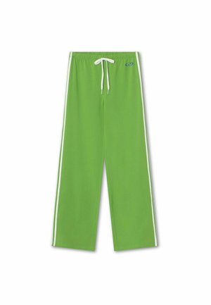Pantaloni larghi verdi con strisce laterali bianche e un laccio bianco in vita elastica, caratterizzati da un piccolo logo blu vicino alla vita.