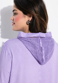 Lichtpaarse hoodie met een mesh capuchondetail. Kenmerkt zich door een gladde stof en een comfortabele pasvorm, met een eenvoudig ontwerp en zonder versieringen.