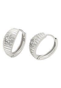 Cercei de tip cerc din argint, cu un design canelat și un accent sub formă de stea decorată cu pietre clare. Suprafața are un finisaj lustruit.