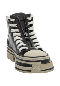 Schwarzer High-Top-Sneaker aus Leder mit weißen Schnürsenkeln und seitlichem Reißverschluss. Verfügt über eine beige Gummizußkappe und eine klobige Sohle mit schwarzen Akzenten.