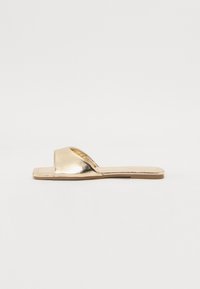 Unselected, gold coloured