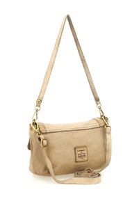 Borsa a tracolla in pelle beige dal design piatto, con ferramenta color oro, borchie discrete e tracolla regolabile removibile.