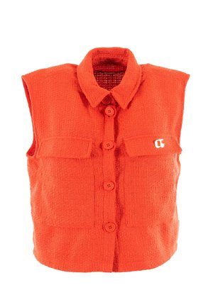 Gilet sans manches orange en tissu texturé, présentant un col structuré, des boutons sur le devant et deux poches poitrine. Petit logo sur la poche.