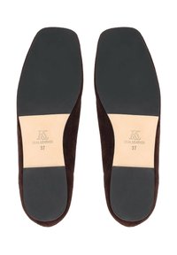 Paire de chaussures plates en suède marron vues par le dessous, avec une semelle en cuir beige dotée d'une pointe noire et des marquages taille 37.