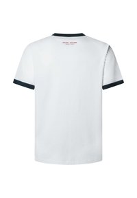 Λευκό μπλουζάκι με μαύρο ριμπ κολάρο και μανίκια. Διαθέτει κόκκινο κείμενο "PEPE JEANS London 1973" στην πλάτη. Λείος βαμβακερός υφή.