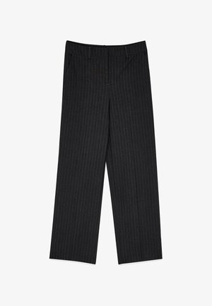 Mustat raidoitetut housut, joissa on leveä lahkeiden muotoilu, litteä etuosa, vyölenkit ja kaksi sivutaskua. Pehmeä, muotoiltu kangas.