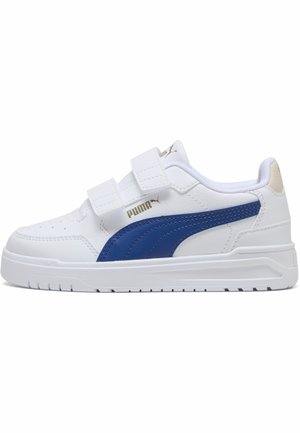 Biały sneaker Puma z niebieskim paskiem po boku, dwoma paskami na rzepy i grubą białą podeszwą, pokazany z boku na białym tle.