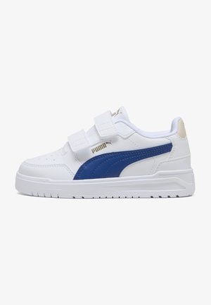 Λευκό αθλητικό παπούτσι Puma με μπλε πλευρική ρίγα, δύο λεπτομέρειες με βέλκρο και παχιά λευκή σόλα, εμφανίζεται πλάγια σε λευκό φόντο.