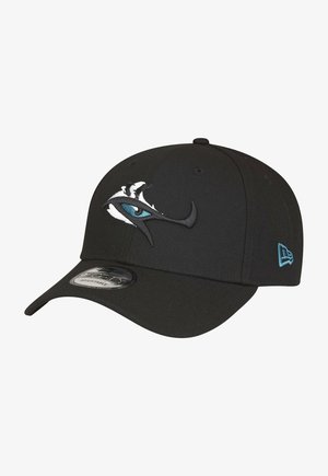 Schwarze Baseballmütze mit einem erhabenen blauen und weißen Fischaugen-Logo auf der Vorderseite, mit einem gebogenen Schirm und verstellbarem Verschluss auf der Rückseite.