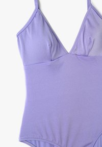 Maillot de bain violet avec un décolleté en triangle, des bretelles ajustables et un tissu lisse et extensible. Design sans coutures avec une silhouette ajustée.