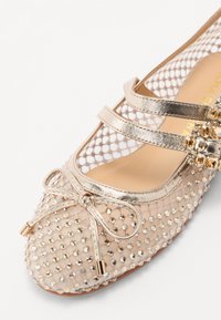 Beige mesh balletschoenen met metallic gouden banden, versierd met pailletten en een decoratieve strik. Platte hak en ronde neus ontwerp.