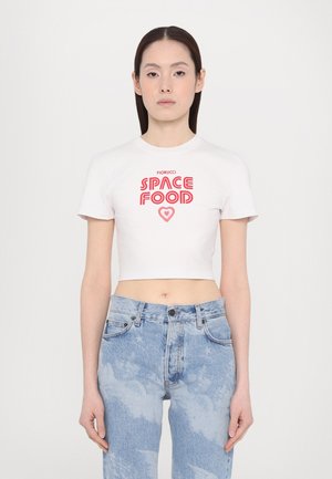 T-shirt blanc court avec le texte graphique rouge "Fiorucci SPACE FOOD" et un détail en forme de cœur ; manches courtes, col rond, texture de tissu douce.