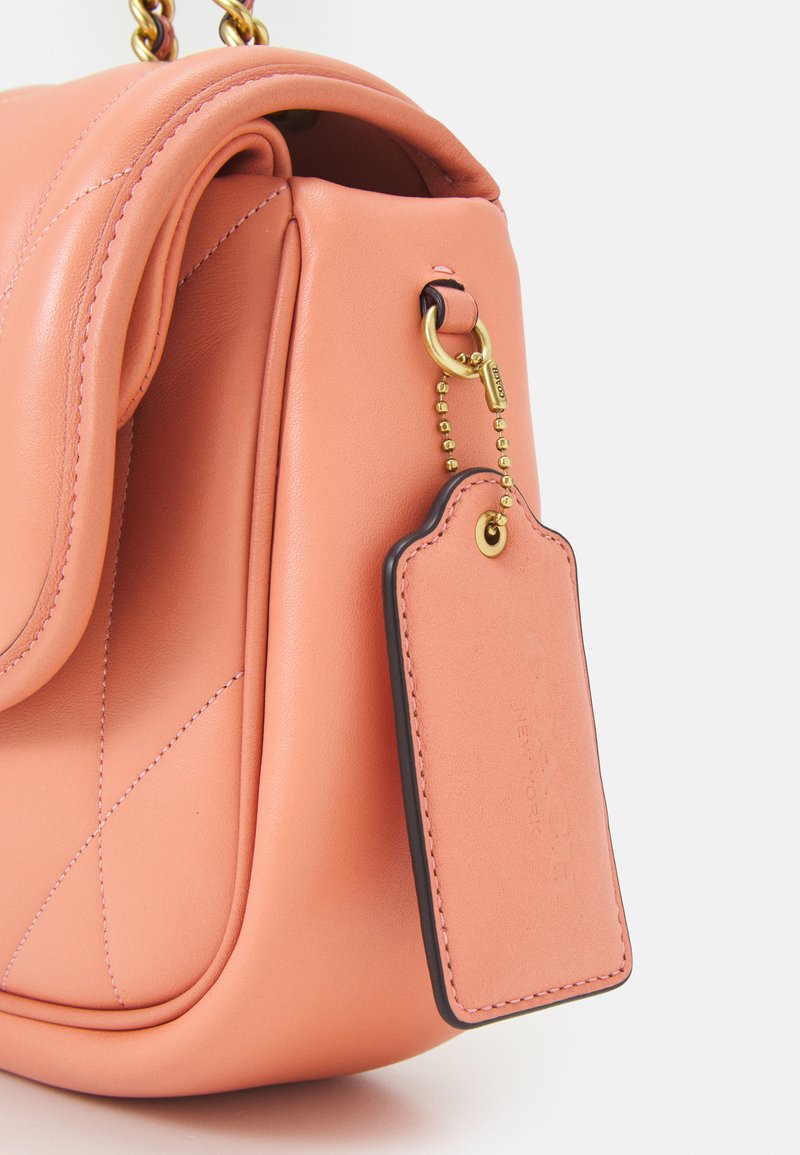 Damen Handtaschen | Coach QUILTED PILLOW MADISON SHOULDER Umhängetasche light coral/koralle - AT32232 Damen Handtaschen | Coach QUILTED PILLOW MADISON SHOULDER Umhängetasche light coral/koralle - AT32232