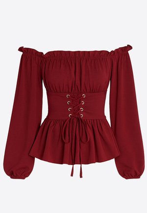 Bordowa bluzka z odkrytymi ramionami, z długimi bufkami, wiązana z przodu metalowymi oczkami oraz z ozdobnym dołem w formie peplum. Gładka tekstura tkaniny.