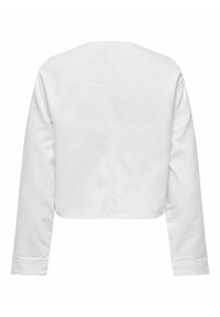 Veste blanche courte à manches longues avec un col rond et une couture centrale arrière visible sur un fond uni.