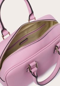 Borsa a tracolla in pelle rosa con hardware dorato, chiusura con zip e una texture liscia. Presenta tasche interne in un tessuto color beige chiaro.