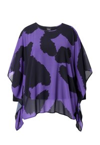 Violetti ja musta kuviollinen poncho, jossa on väljä istuvuus. Siinä on pyöreä pääntie ja läpikuultava pinta, joka luo ilmavan siluetin.