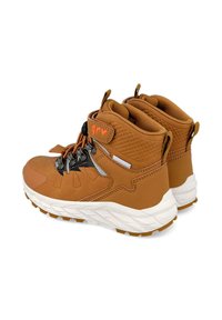 Botas de senderismo marrones con una parte superior texturizada, que presentan herrajes metálicos, una suela blanca y acentos naranjas. Diseño de cordones con cuello acolchado.