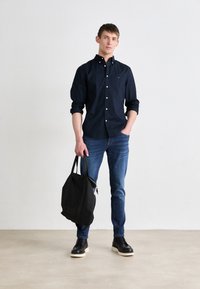 Tommy Hilfiger CORE FLEX SOLID SHIRT - Skjorter - desert sky