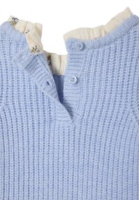 Hellblaues, geripptes Strickoberteil mit einem weißen, gerafften Kragen und zwei blauen Knöpfen am Ausschnitt. Weiche Textur, lässiges Design.