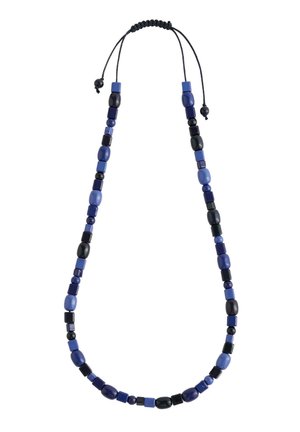 Collar con cuentas alternas azules y negras en varias formas, con un cierre de cordón negro ajustable.