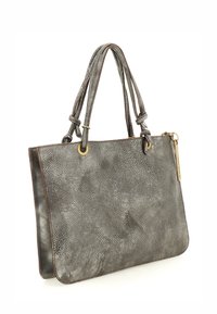 Borsa tote in pelle grigia con forma strutturata, superficie testurizzata, due manici annodati, hardware color oro e un tag decorativo.