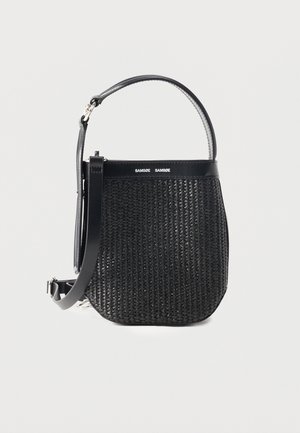 Zwarte geweven handtas met afgeronde bodem, leren afwerking, verstelbare schouderriem en Samsøe Samsøe merklogo op de bovenste band.