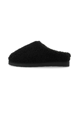 Schwarzer, flauschiger Slip-On-Hausschuh mit niedrigem Absatz und geschlossener, abgerundeter Spitze, seitlich auf weißem Hintergrund gezeigt.
