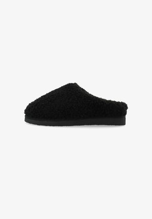 Chausson noir à enfiler, duveteux, avec un petit talon et un bout fermé et arrondi, présenté de profil sur un fond blanc.