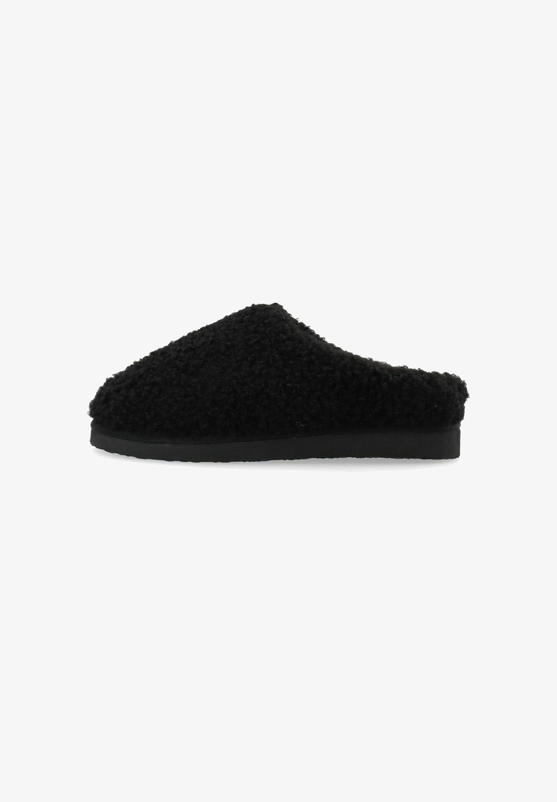 Chausson noir à enfiler, duveteux, avec un petit talon et un bout fermé et arrondi, présenté de profil sur un fond blanc.