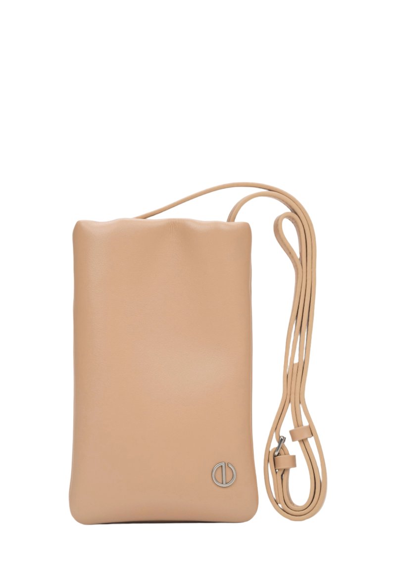 Jasno beżowa skórzana torebka crossbody z teksturowanym, falistym brzegiem w górnej części, regulowanym paskiem oraz okrągłym logo w dolnym rogu.