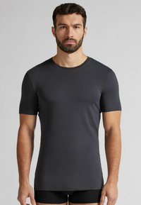 Czarnoszary t-shirt z krótkim rękawem i okrągłym dekoltem, wykonany z gładkiego materiału, dopasowany krój, z minimalnymi detalami szwów.