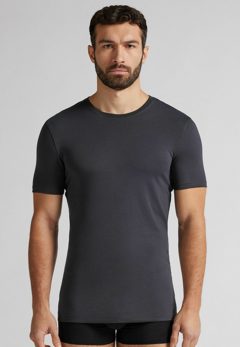 Czarnoszary t-shirt z krótkim rękawem i okrągłym dekoltem, wykonany z gładkiego materiału, dopasowany krój, z minimalnymi detalami szwów.