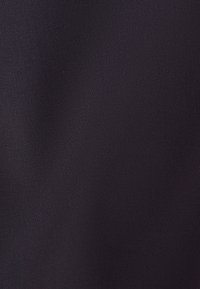 Tissu gris foncé avec une texture lisse, tissée serrée et de légères variations d'ombre.