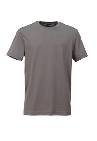 Jednoduché šedé tričko s krátkým rukávem a kulatým výstřihem, s malým vyšitým logem na levé straně hrudi a černou velikostí štítku uvnitř límce.