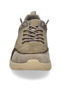 Béžové semišové boty s texturovaným šedým síťovaným jazykem, kulatými tkaničkami a tvarovanou béžovou podrážkou. Vlastnosti zahrnují hnědý akcent podél stran.