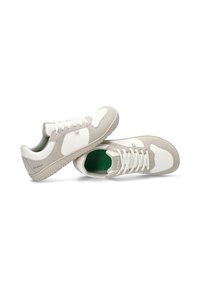 Zapatillas ligeras con una mezcla de materiales en blanco y gris claro, que presentan un upper texturizado, puntera redonda y cierre con cordones. Plantilla verde visible.