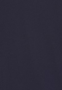 Námornícka modrá látka, hladká textúra, jednotná farba, jemný lesk, ľahká, vhodná na bežné nosenie alebo vrstvenie. Žiadne viditeľné vzory ani ozdoby.