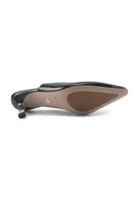 Sandal in vernice nera con punta affilata, tacco sottile e suola testurizzata con marchio. Il tacco ha un accento dorato.