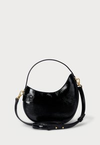 Fekete patent bőrből készült válltáska ívelt formával, arany színű fém kiegészítőkkel és leválasztható pánttal. Simább felület, fényes felülettel.