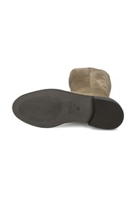 Bruine suede enkellaarzen met een gladde buitenkant, een ronde neus en een gestructureerde rubberen zool met een subtiele grip. 