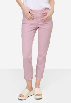 Rosa cropped bukser med elastisk talje og snoretræk. Har sidelommer og opsmøg. Sættes sammen med cremefarvede platform-sandaler.