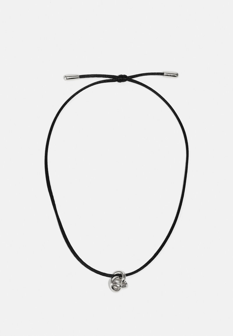 Collier en cordon noir avec un accent en métal argenté au design noué. Le cordon a une texture lisse et des embouts en métal.