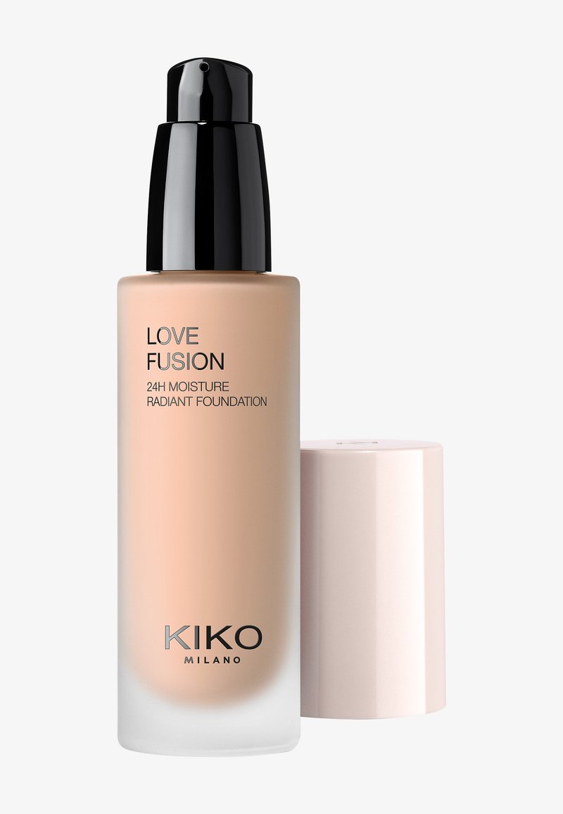 KIKO Milano Love Fusion 24H Moisture Radiant -meikkivoiteen pullo mustalla pumppulla ja beige kansi vieressään valkoisella taustalla.