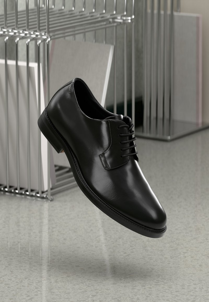 Chaussure habillée en cuir noir avec un bout rond, un design à lacets, une texture lisse et des accents cousus sur une surface réfléchissante.