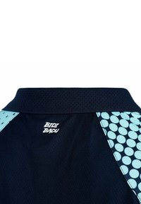 Marineblaue Sportbekleidung mit einem strukturierten Kragen, der an den Seiten mit hellblauen Pünktchenakzenten verziert ist und einem weißen Logo, das auf der Rückseite gestickt ist.