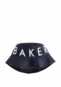 Pălărie bucket de culoare albastră închisă din �țesătură, cu o margine lată. Prezintă text mare alb "BAKER" și o etichetă cu "by TED BAKER" pe margine.